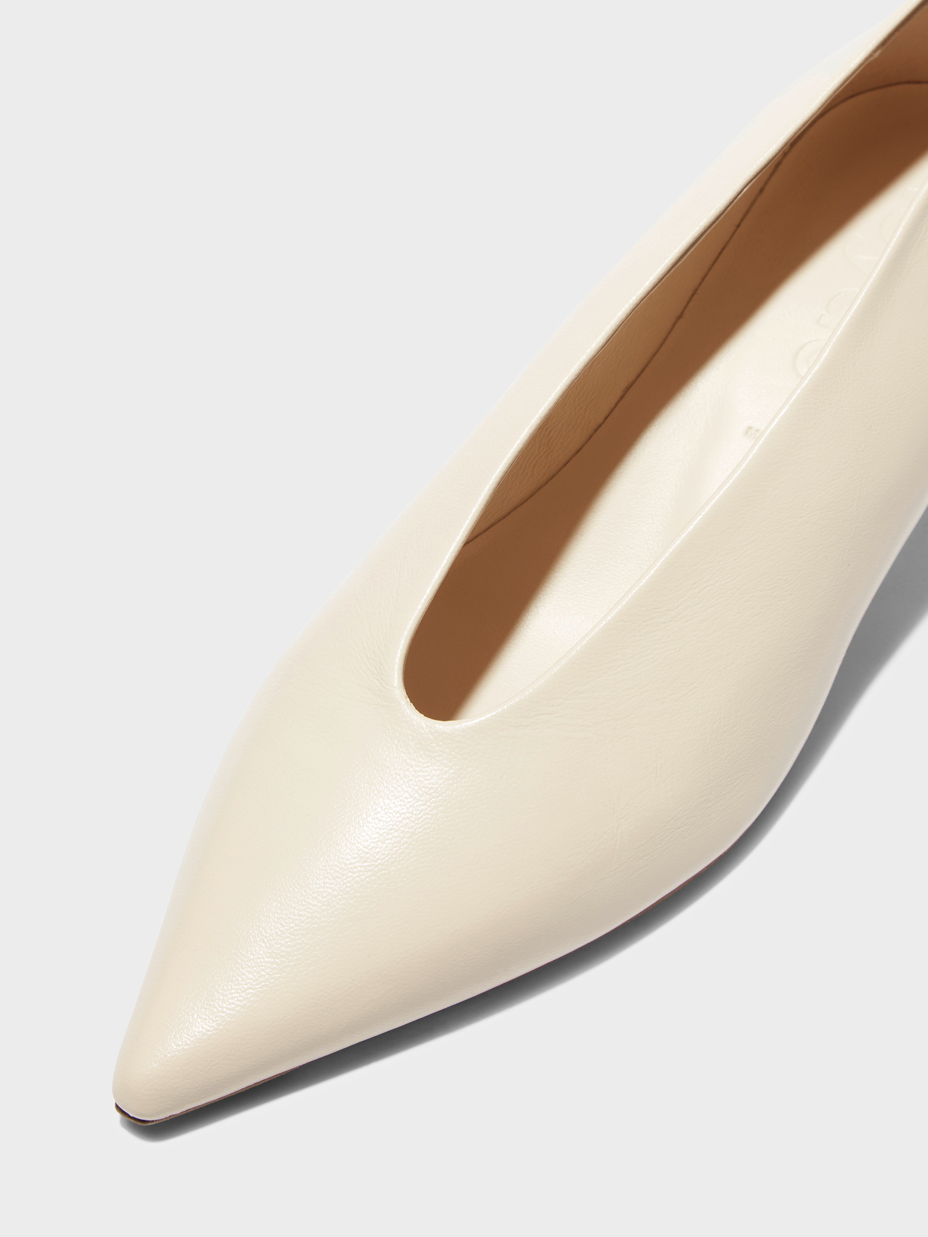 Aeyde | CLARA Creamy Pointed Toe Pump