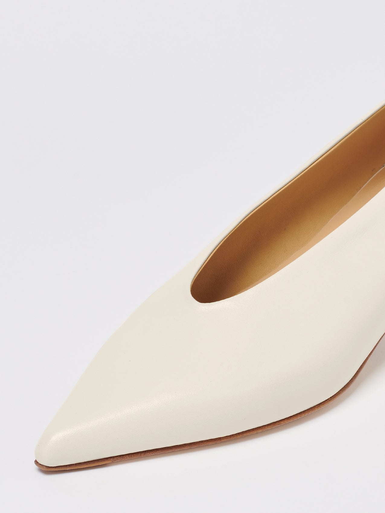 Aeyde | CLARA Creamy Pointed Toe Pump